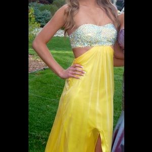 Exquisite yellow gown!